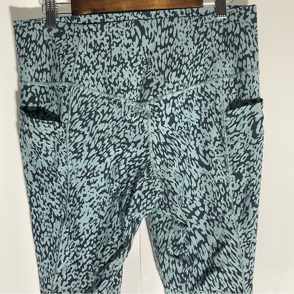 Athleta Salutation Stash Pocket II 7/8 Printed Grey Black Tight Leggings Size XL - Picture 4 of 13